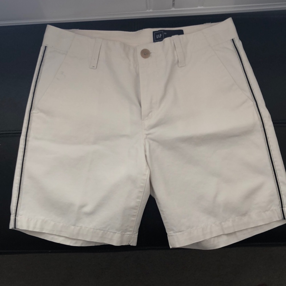 women’s gap white chino shorts